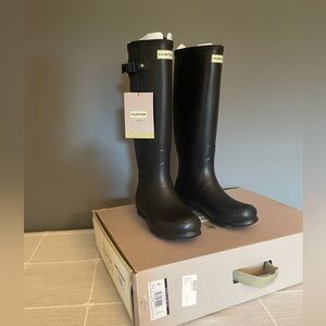 HUNTER Black Norris Field Boots - Women’s size 9
Side Adjustable Rain Boots